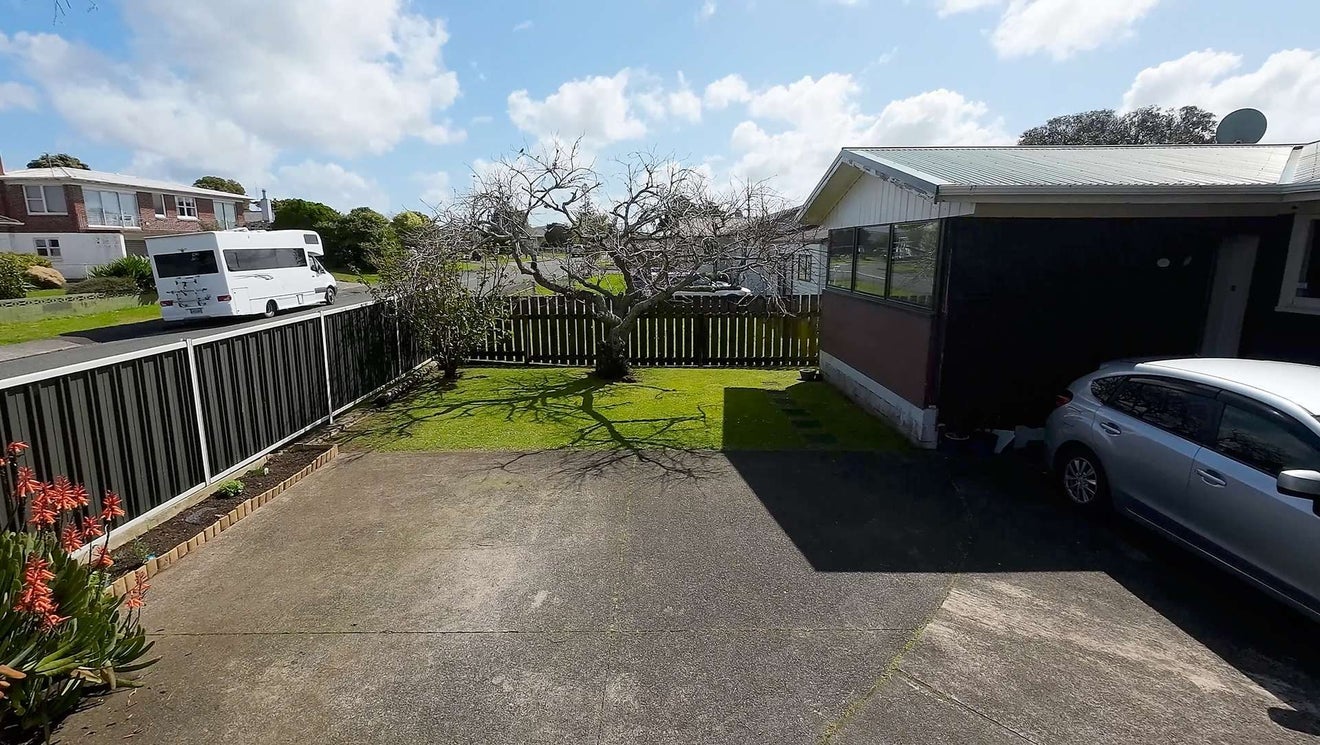 5 Montmere Avenue, Te Atatu Peninsula, Auckland - Carousel 2