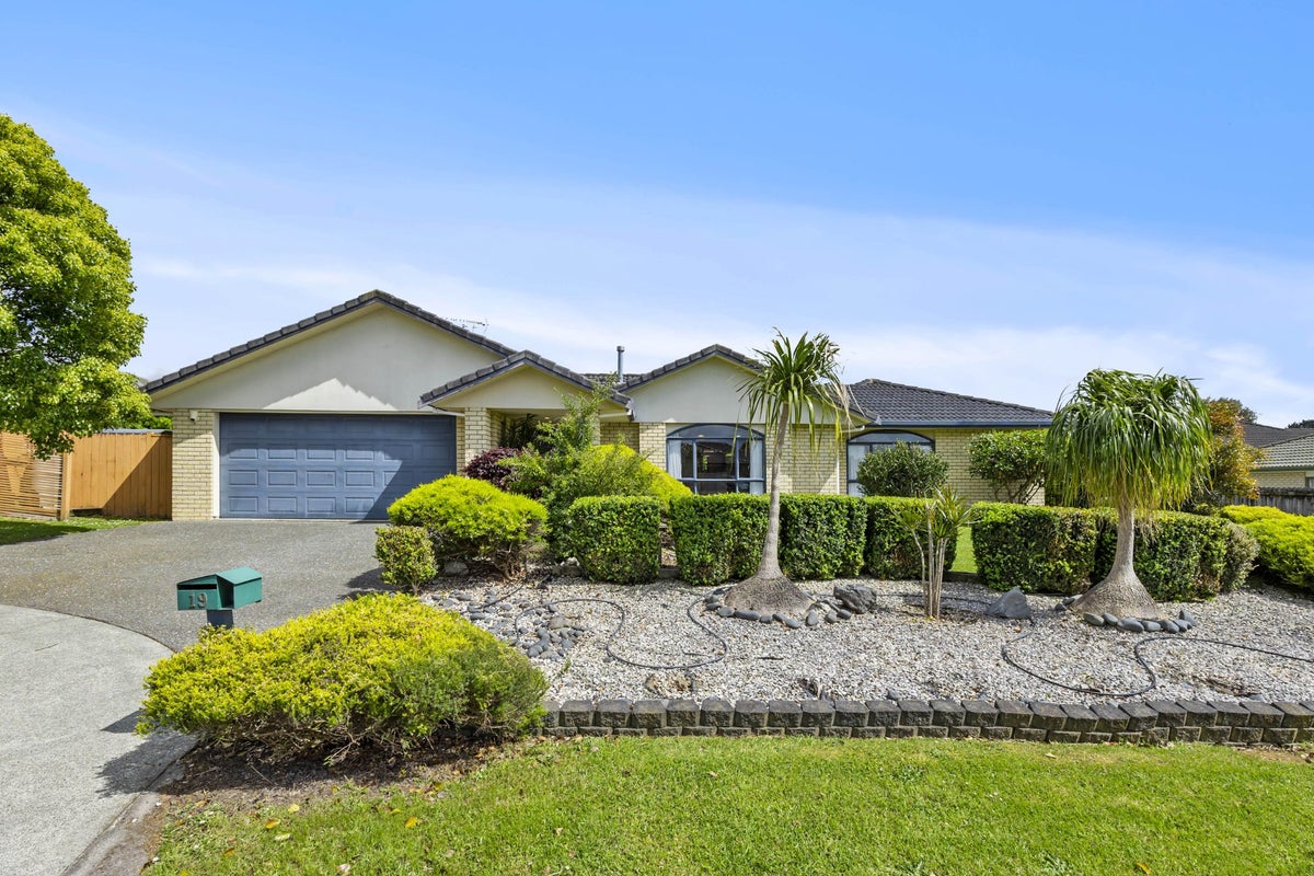 19 Reybert Place, Massey, Auckland - Carousel 1