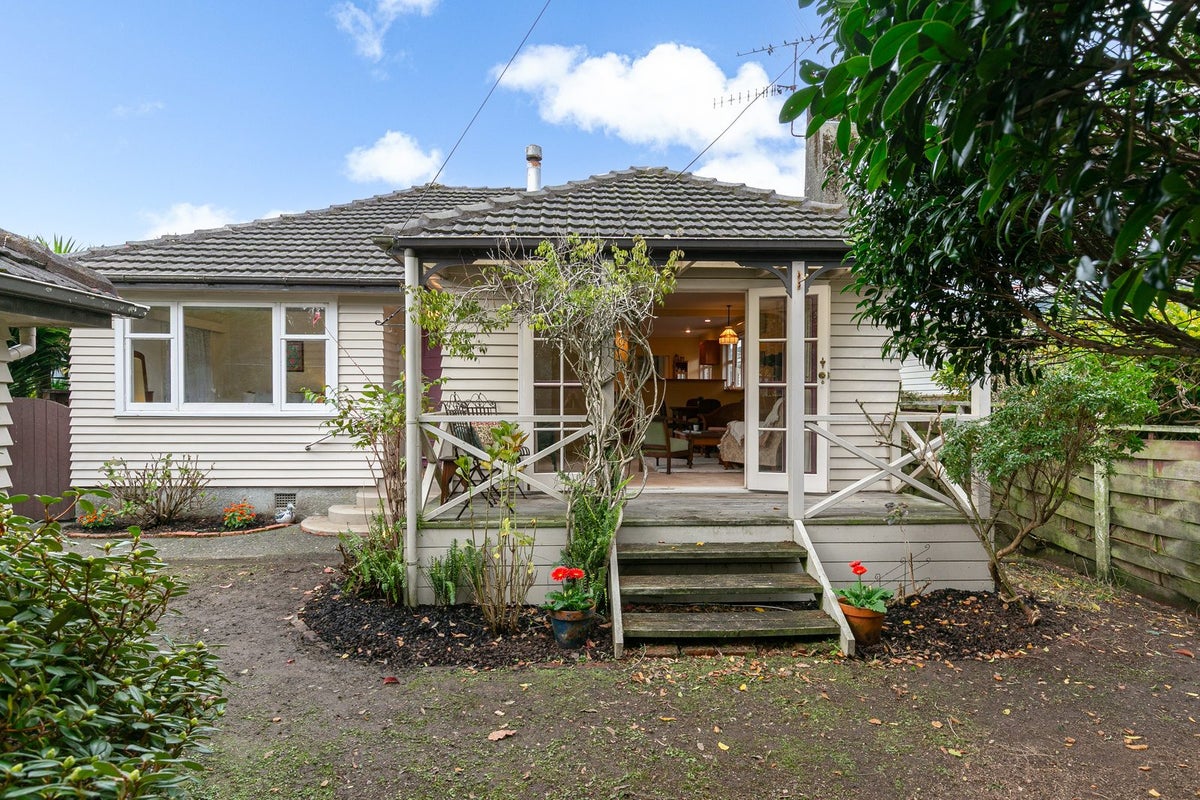 8 York Avenue, Manor Park, Lower Hutt - Carousel 2