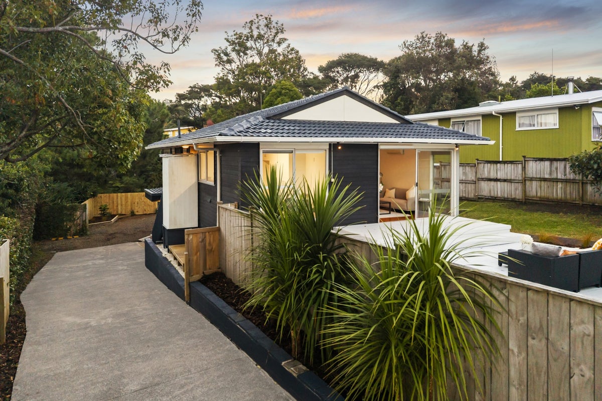 29 Gladys Avenue, Glenfield, Auckland - Carousel 1