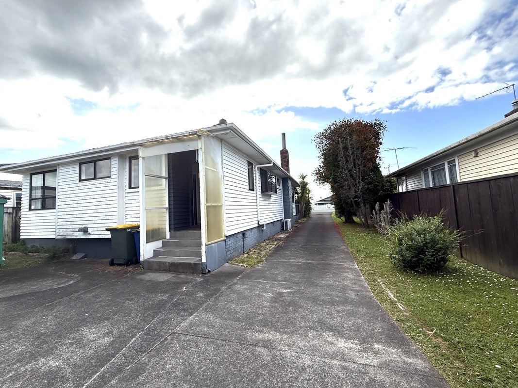 64 Golf Road, New Lynn, Auckland - Carousel 1