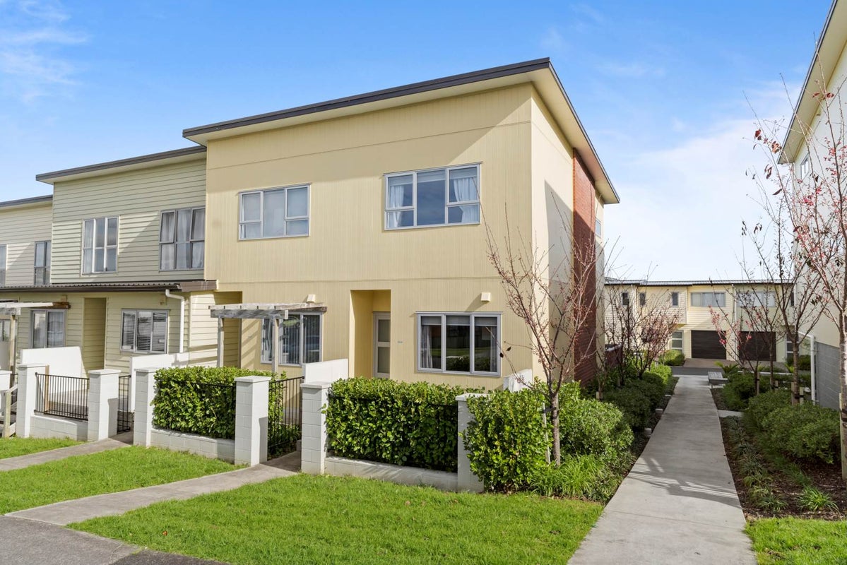13/11 Ray Small Drive, Papakura, Auckland - Carousel 1
