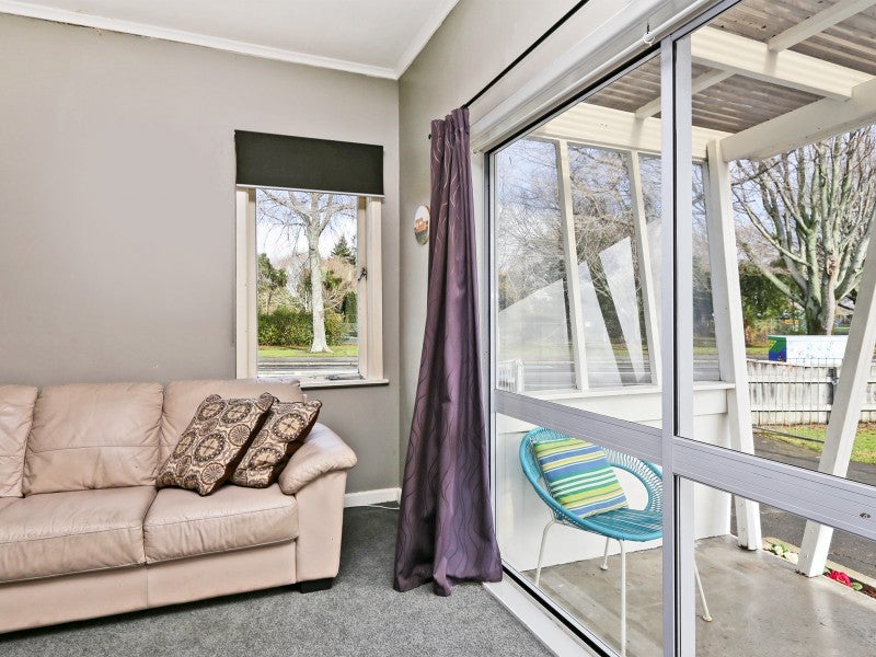 916 Grove Road, Mayfair, Hastings - Carousel 1