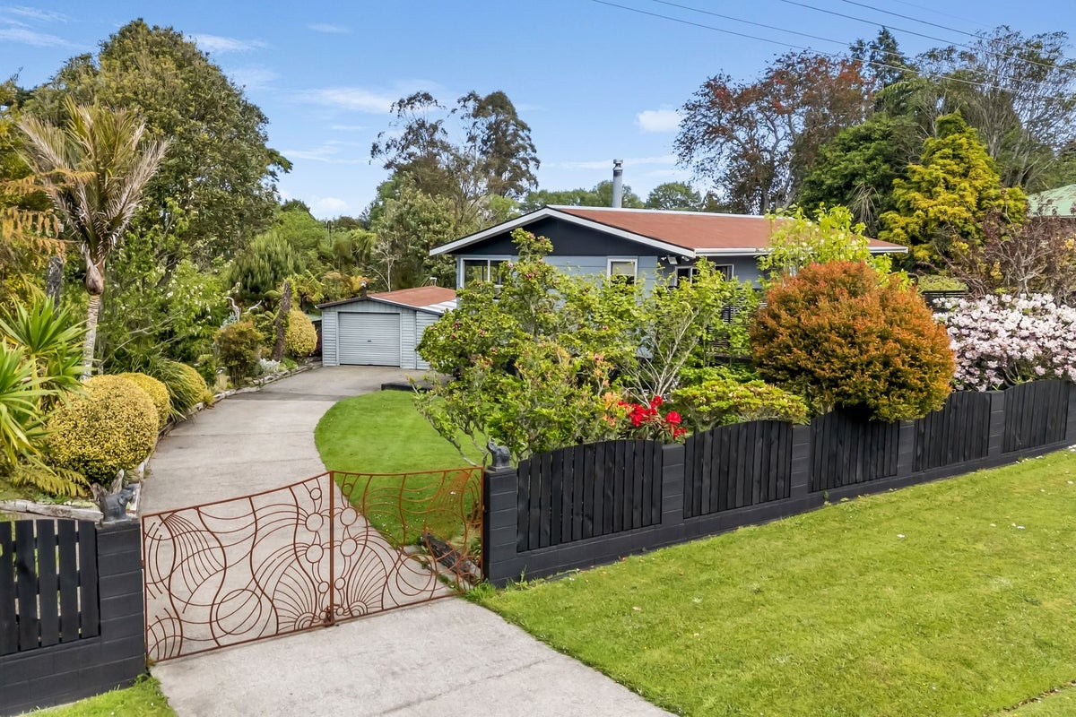 22 Beaconsfield Road, Midhirst, Stratford - Carousel 1