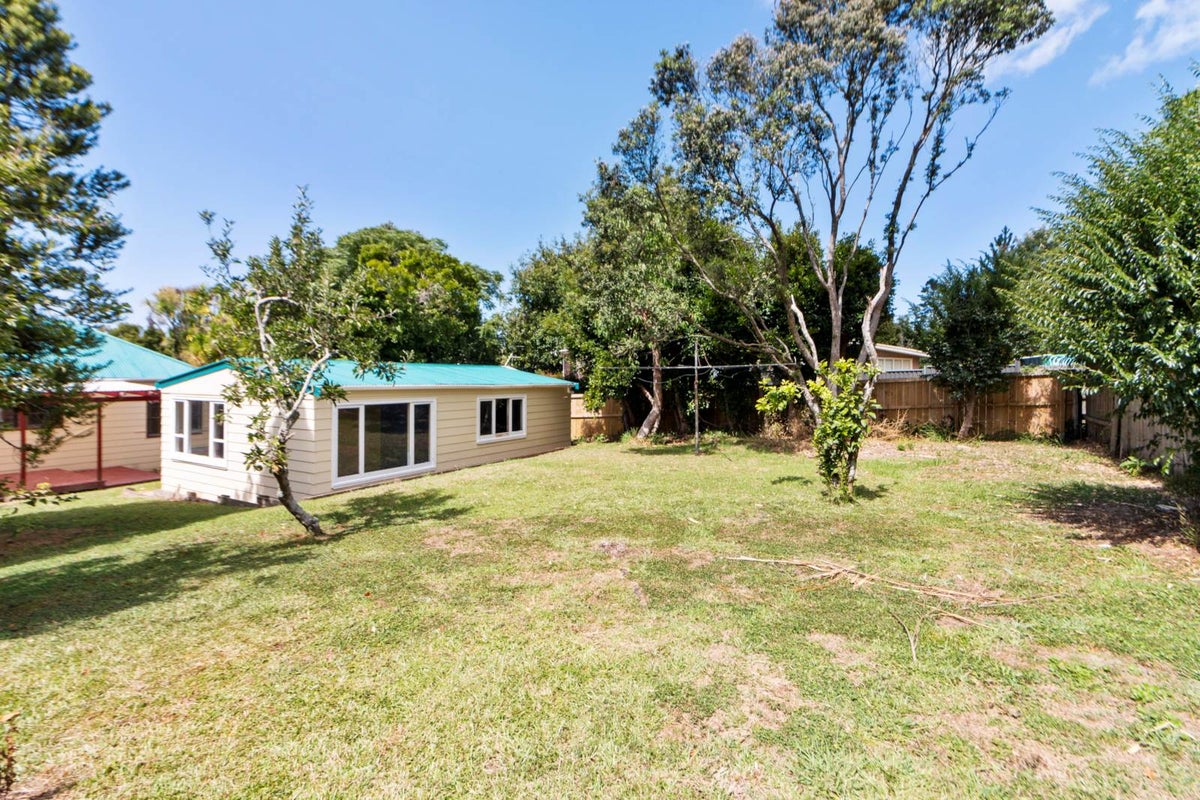 7 Benita Place, Sunnyvale, Auckland - Carousel 2