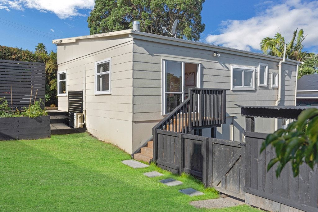 15 Donovan Avenue, Massey, Auckland - Carousel 2