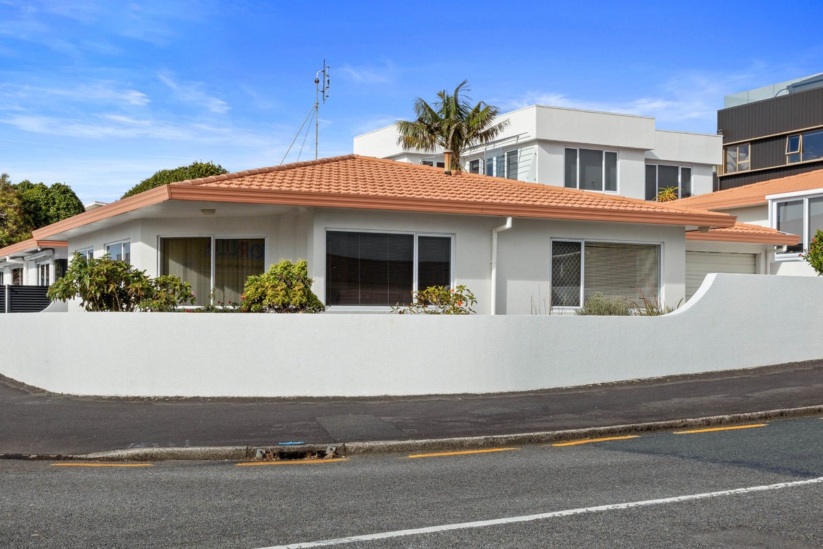 1 Strandon Place, Strandon, New Plymouth - Carousel 1