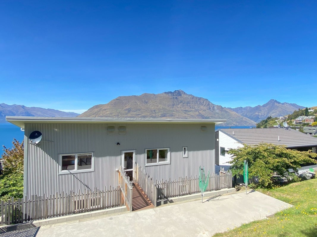 9 Cameron Place, Fernhill, Queenstown - Carousel 1
