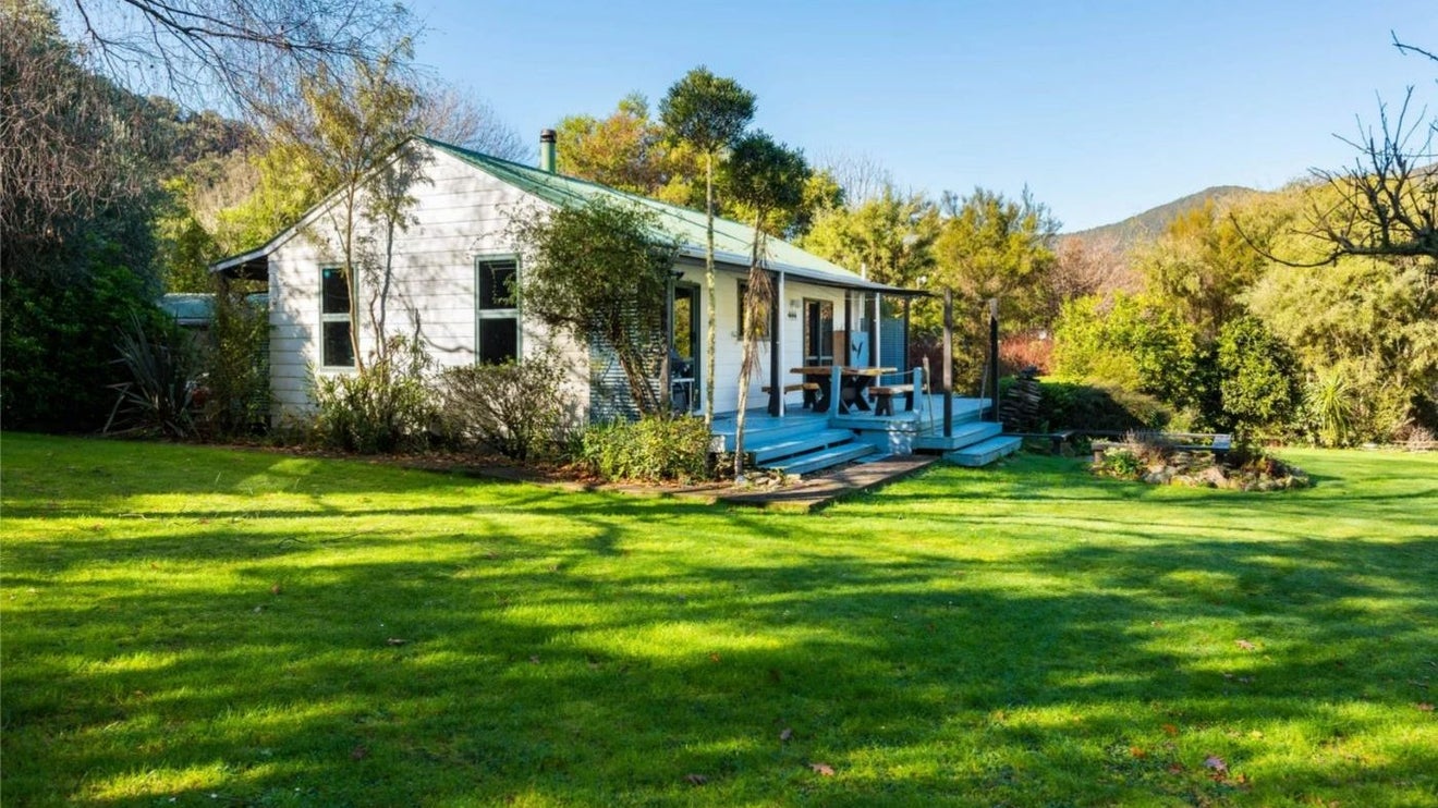 5B Lady Cobham Grove, Anakiwa, Picton - Carousel 1