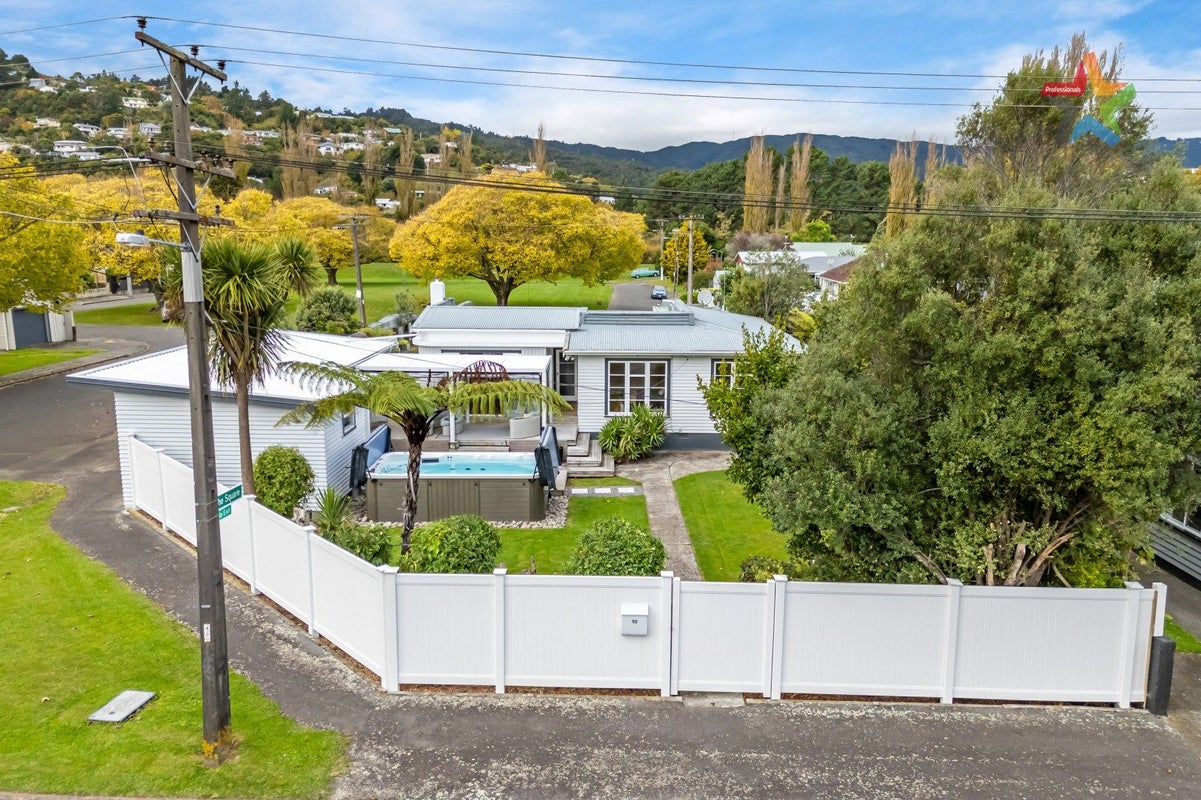 10 Golf Road, Manor Park, Lower Hutt - Carousel 1