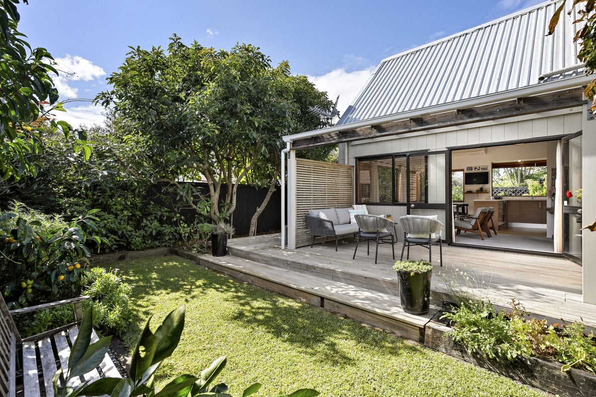 2/85 Gribblehirst Road, Sandringham, Auckland - Carousel 1