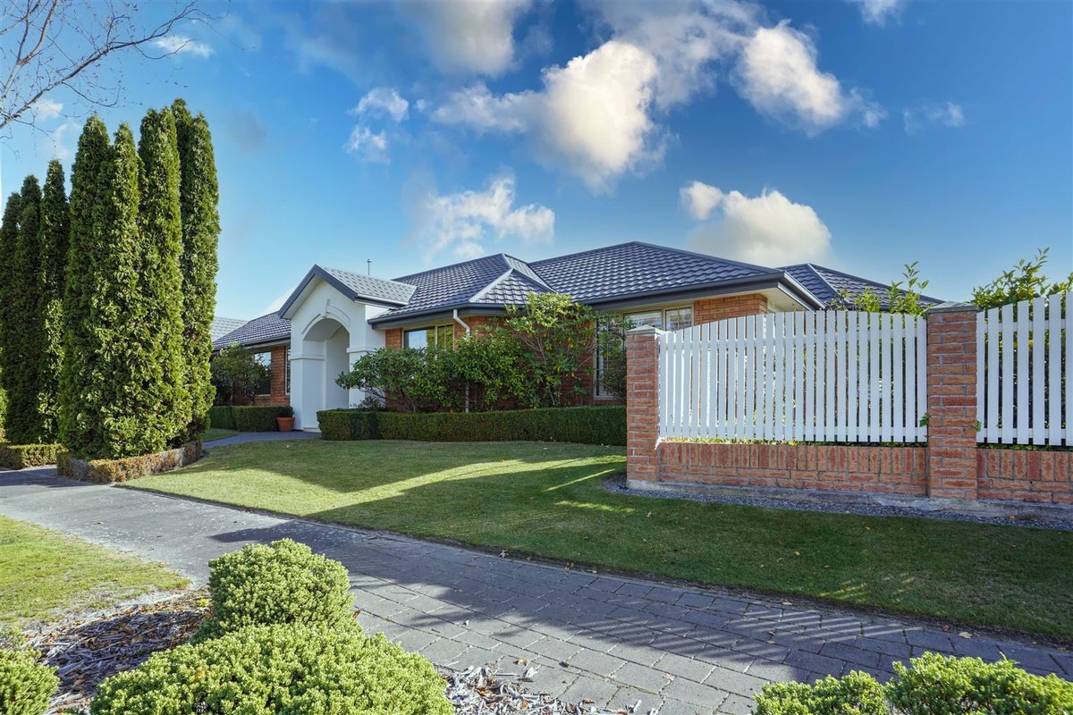 6 Glencullen Drive, Casebrook, Christchurch - Carousel 1
