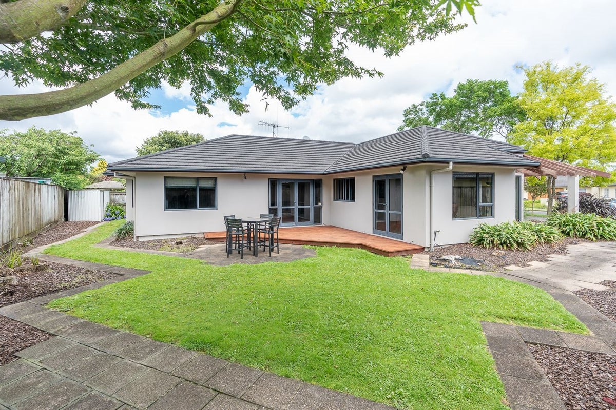 15 Fendalton Drive, Rototuna, Hamilton - Carousel 1