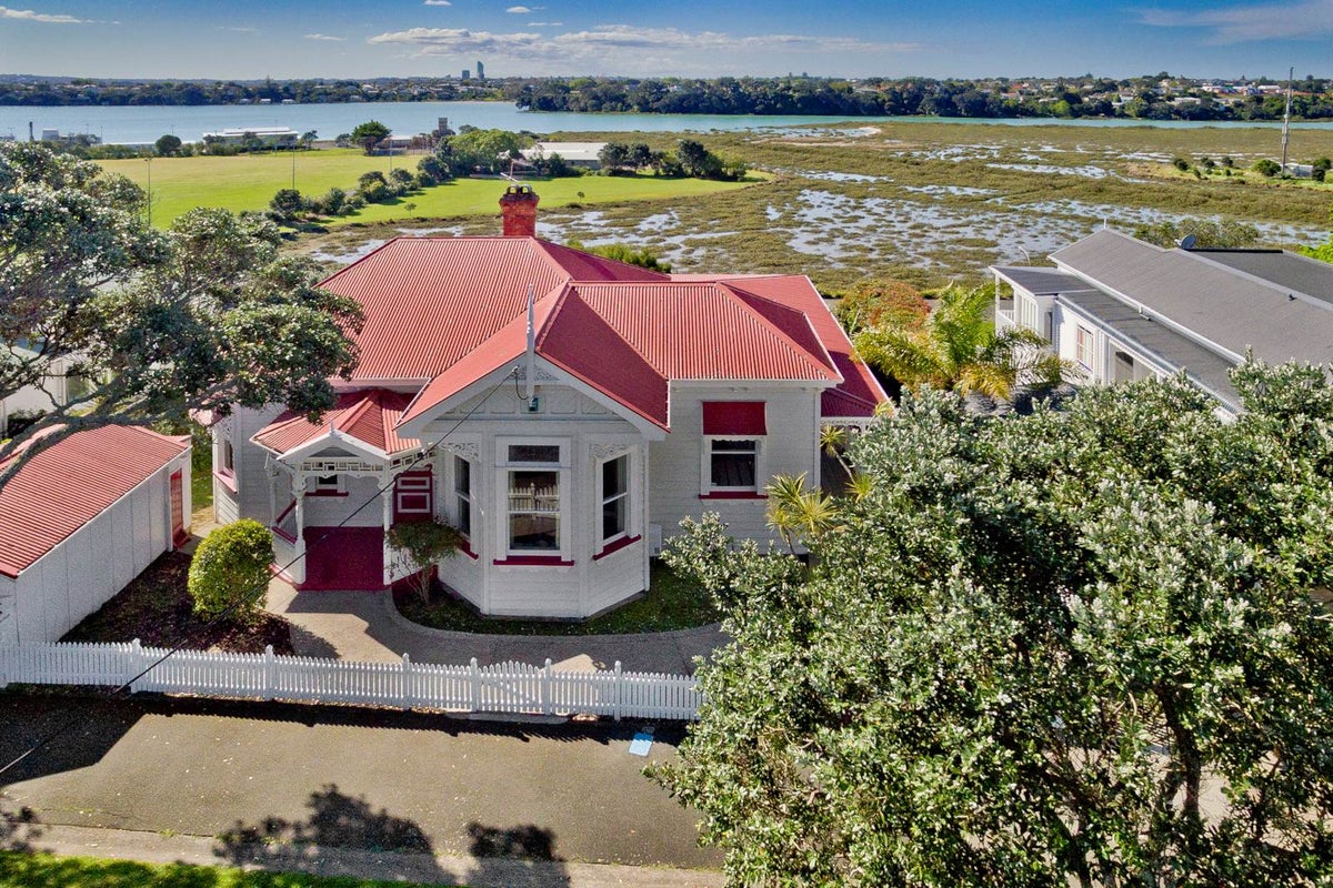 34 Waterview Road, Stanley Point, Auckland - Carousel 1