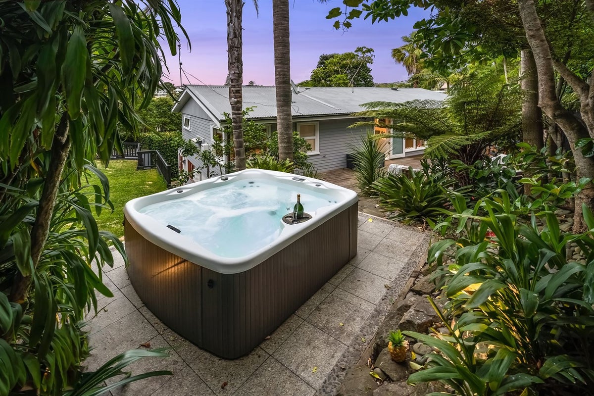 1 Heathcote Road, Castor Bay, Auckland - Carousel 1