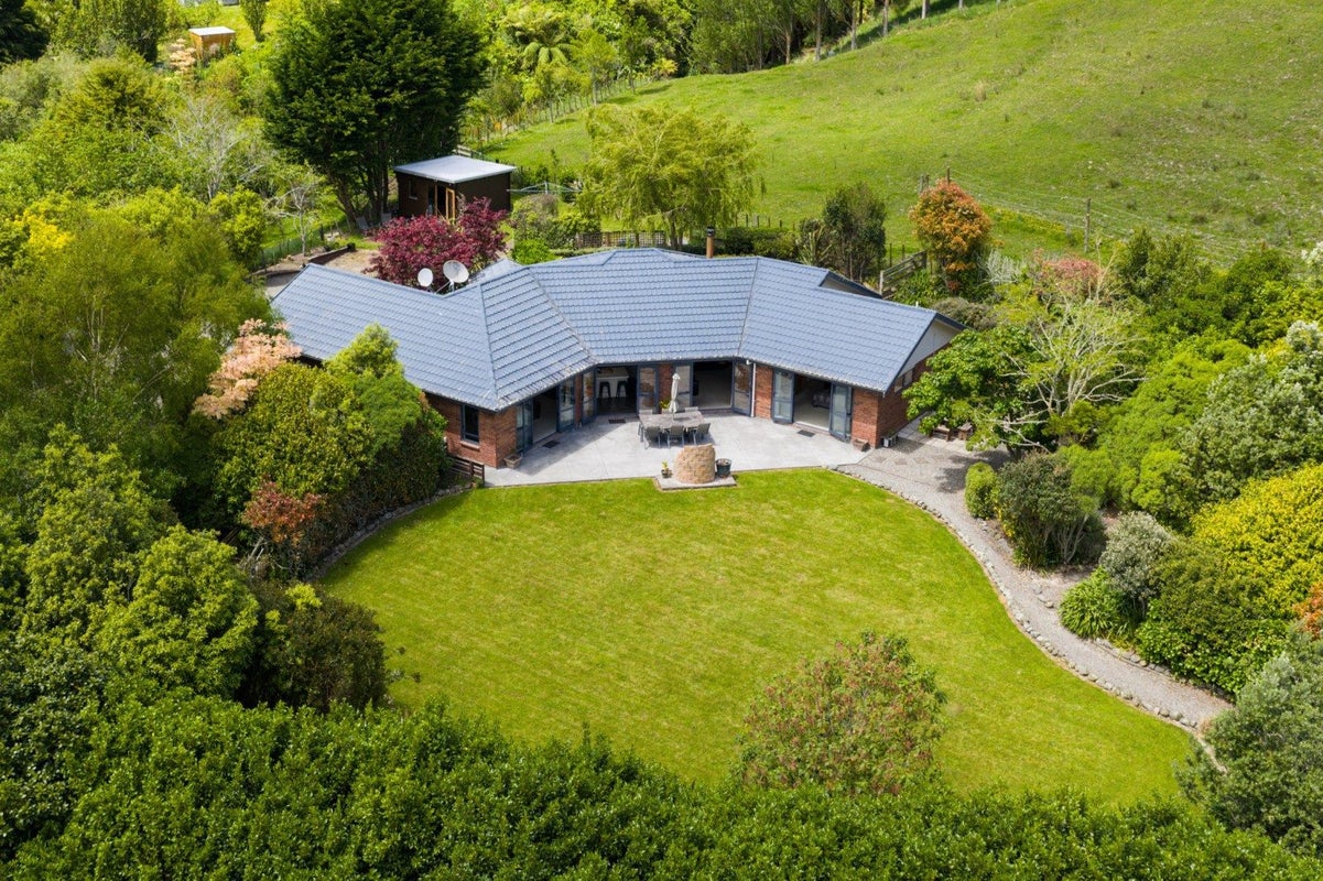 39 County Heights Drive, Aokautere, Palmerston North - Carousel 1