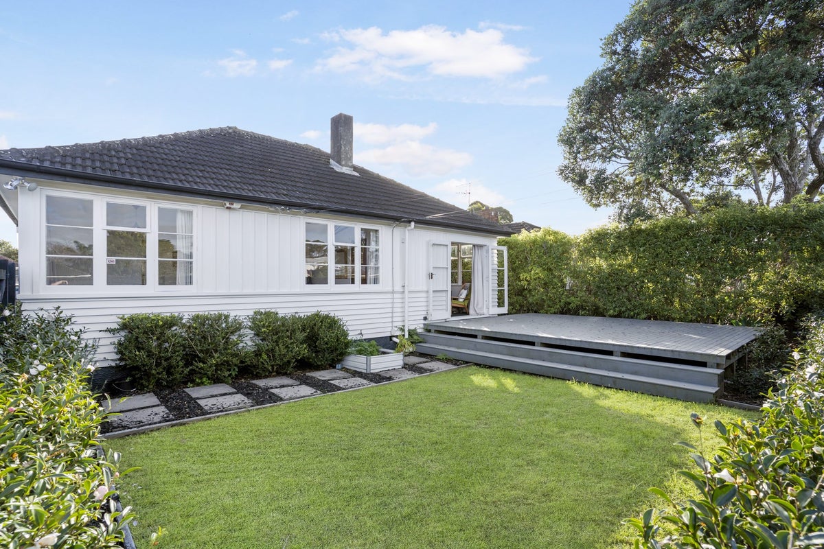 223A Riverside Avenue, Point England, Auckland - Carousel 1