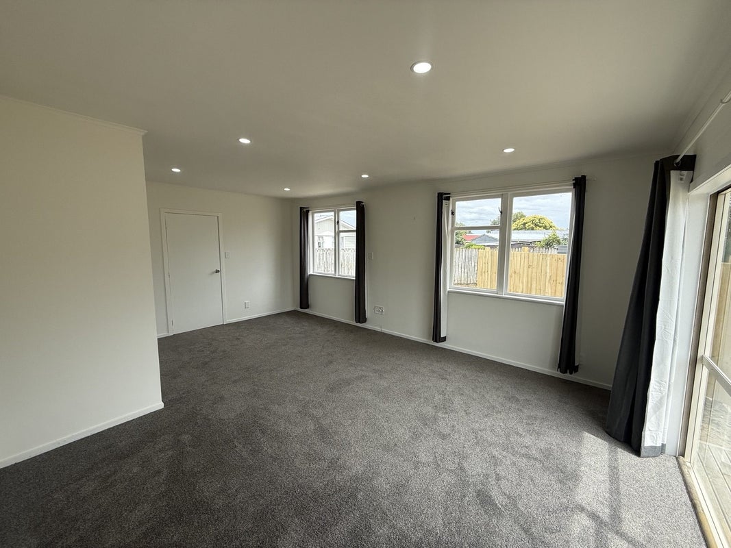 8 Benbow Place, Awapuni, Palmerston North - Carousel 2