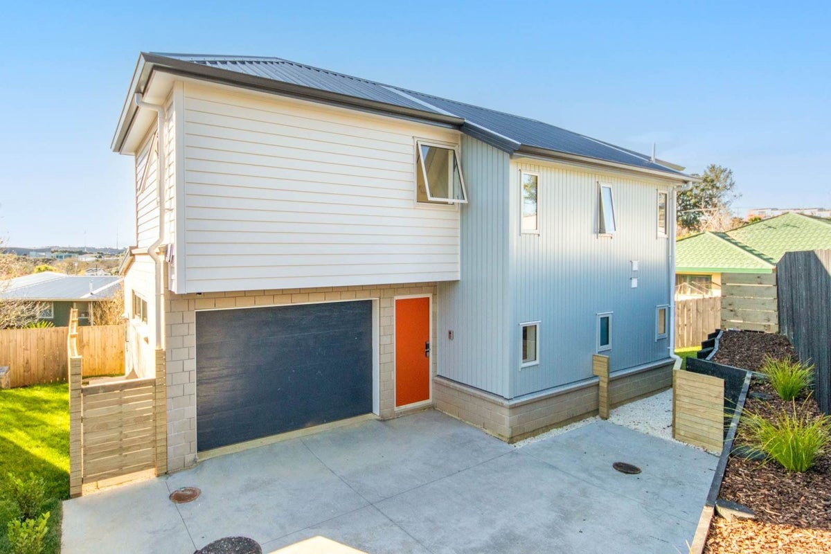 5E Quiet Street, Te Atatu South, Auckland - Carousel 1