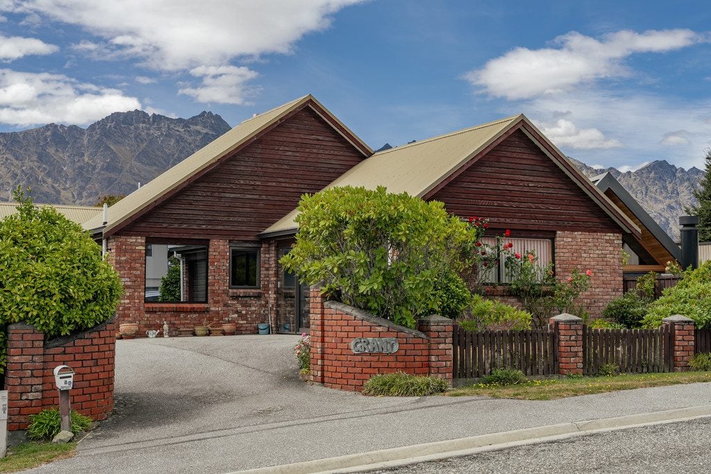 4 Four Views Avenue, Kelvin Heights, Queenstown - Carousel 2
