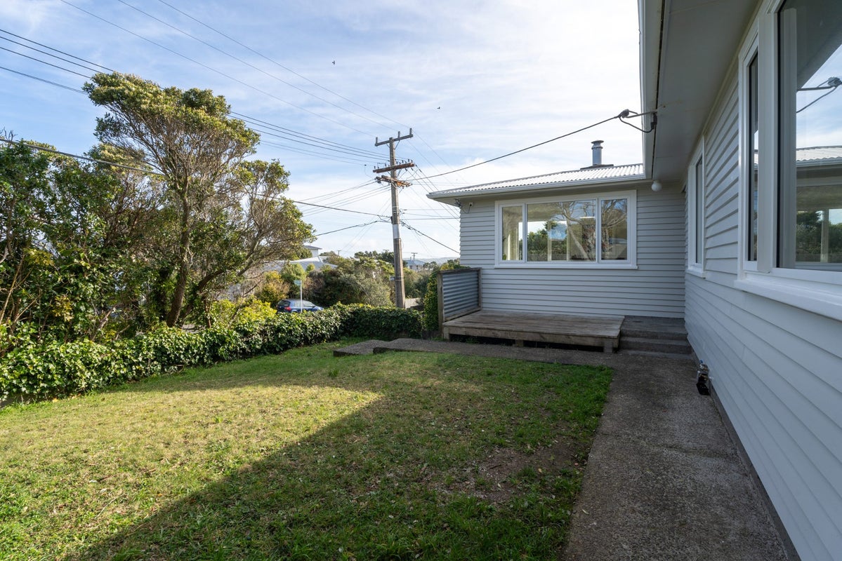 8 Brooker Grove, Newlands, Wellington - Carousel 2