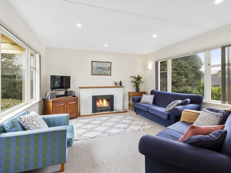 12 Huia Street, Tawa, Wellington - Carousel 1