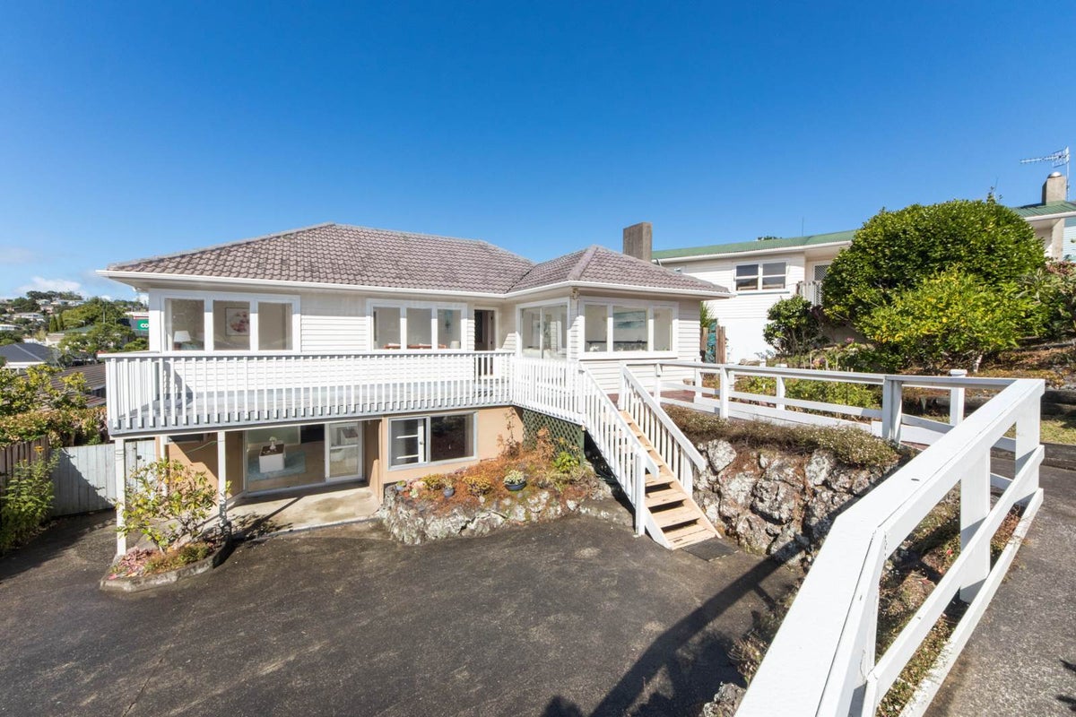 17 Camelot Place, Glenfield, Auckland - Carousel 1