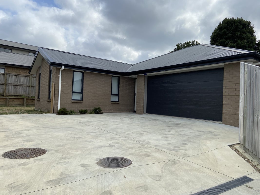 3/11 Matthews Crescent, Melville, Hamilton - Carousel 1