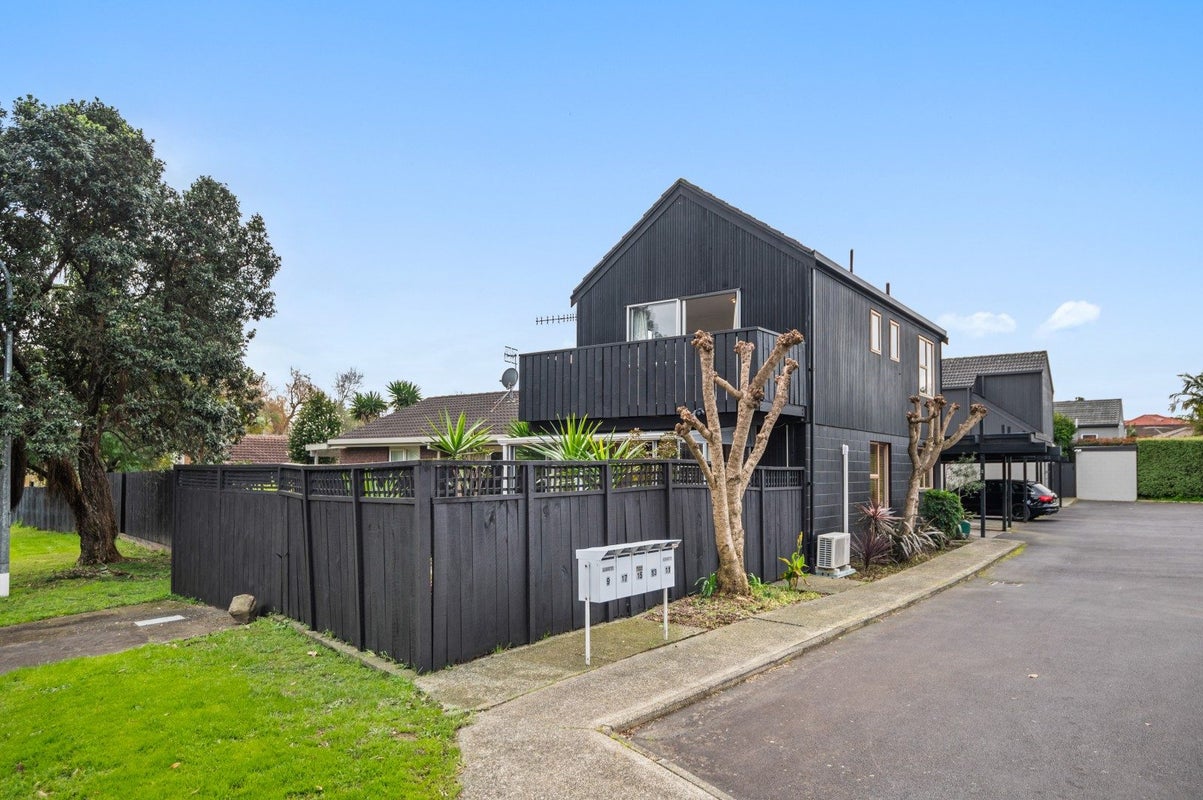 9 Pohutukawa Place, Ellerslie, Auckland - Carousel 1