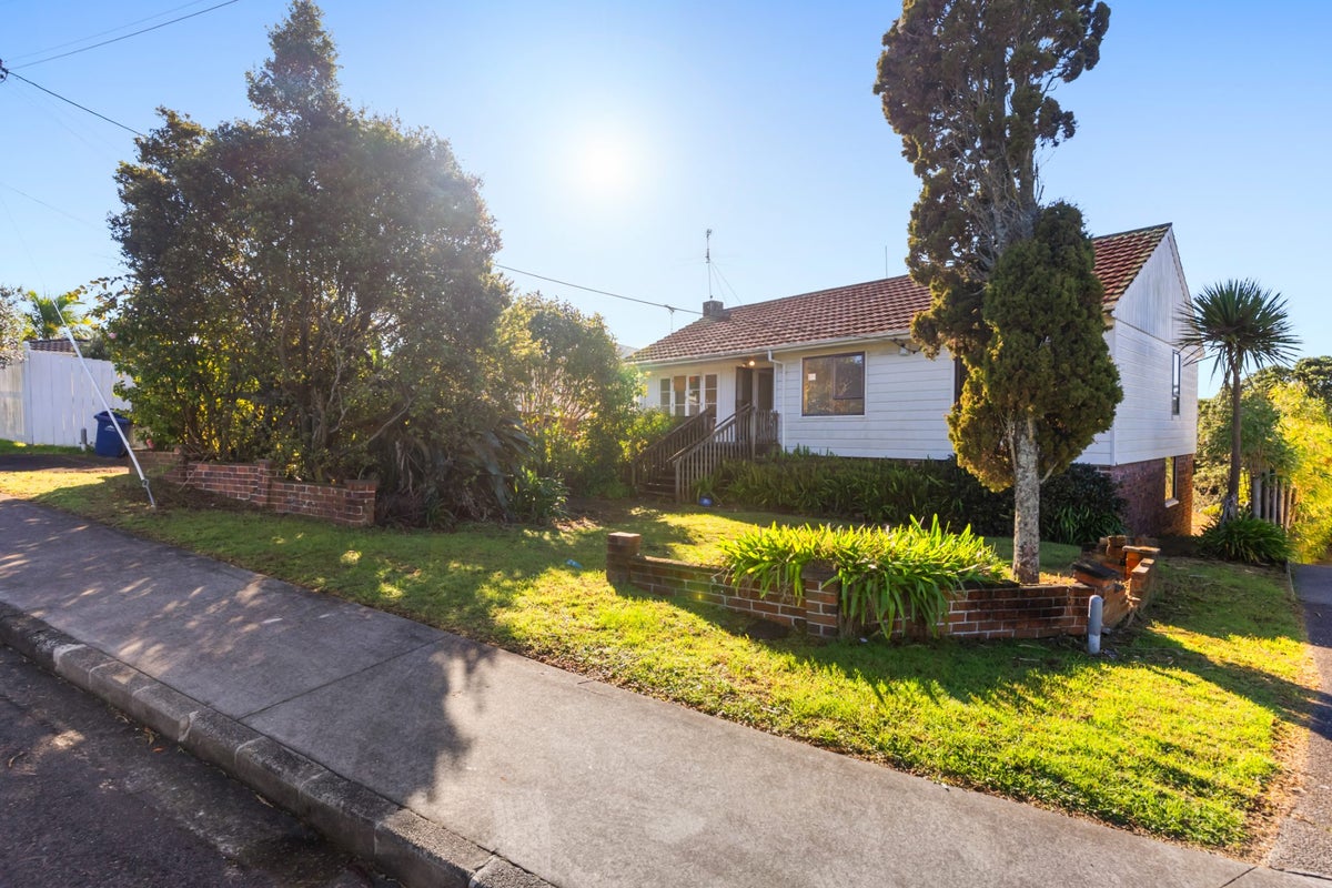 12 Felstead Street, Birkenhead, Auckland - Carousel 1