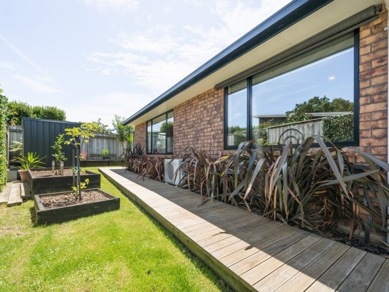 7 Lorenzo Place, Kelvin Grove, Palmerston North - Carousel 19