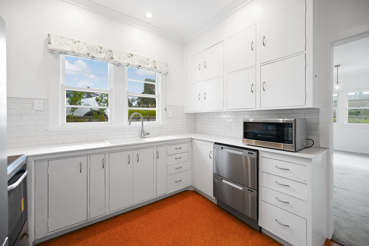 112 Lake Crescent, Hamilton Lake, Hamilton - Carousel 2