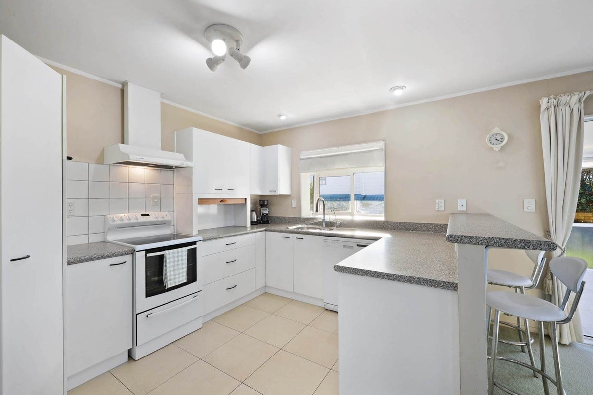 4 Davern Lane, New Lynn, Auckland - Carousel 30