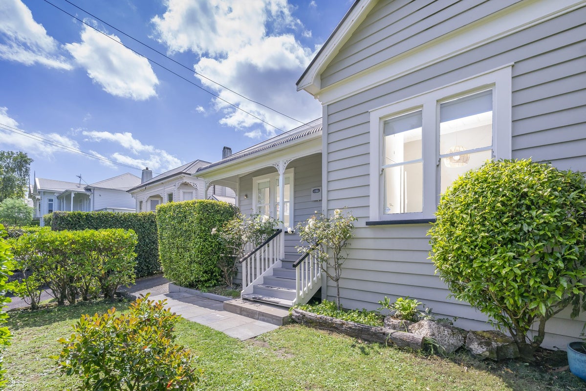 13 Leslie Avenue, Sandringham, Auckland - Carousel 1