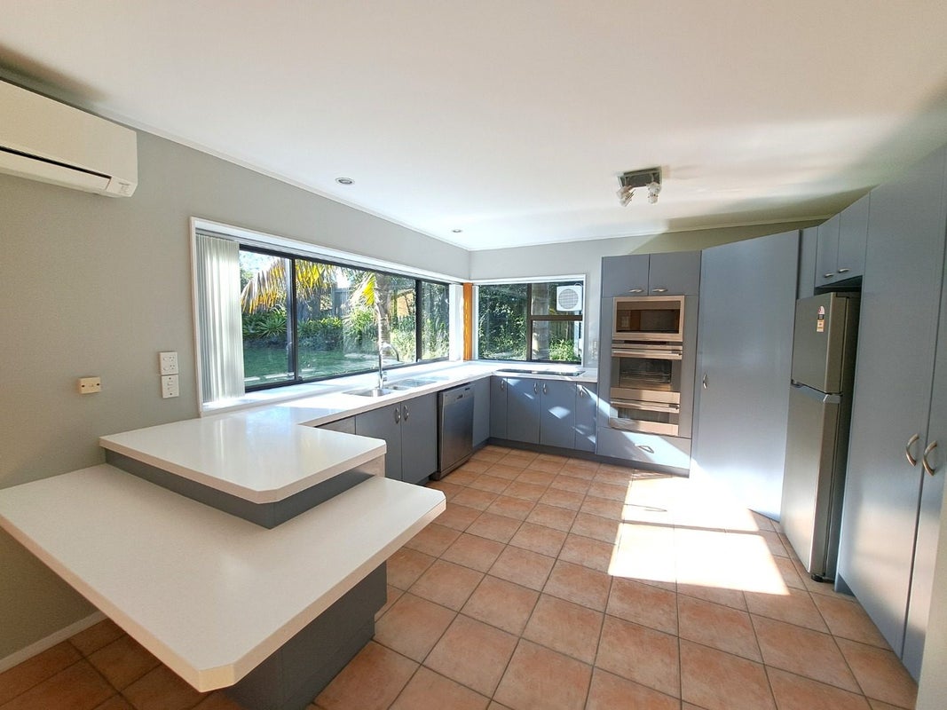 6 Delisle Place, Windsor Park, Auckland - Carousel 2