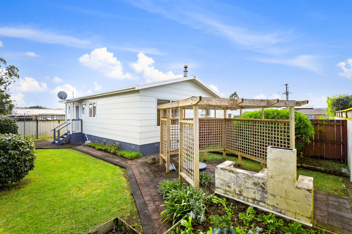 2/2 Garelja Road, Henderson, Auckland - Carousel 2