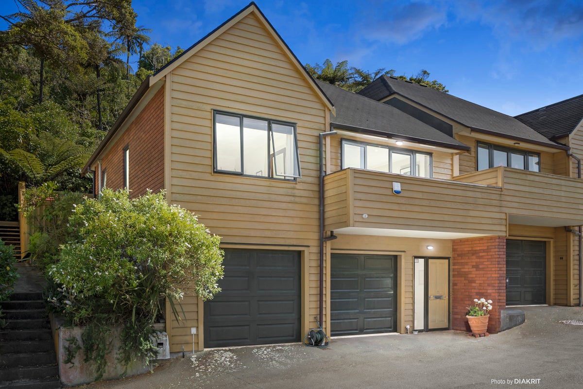 31 Futuna Close, Karori, Wellington - Carousel 1
