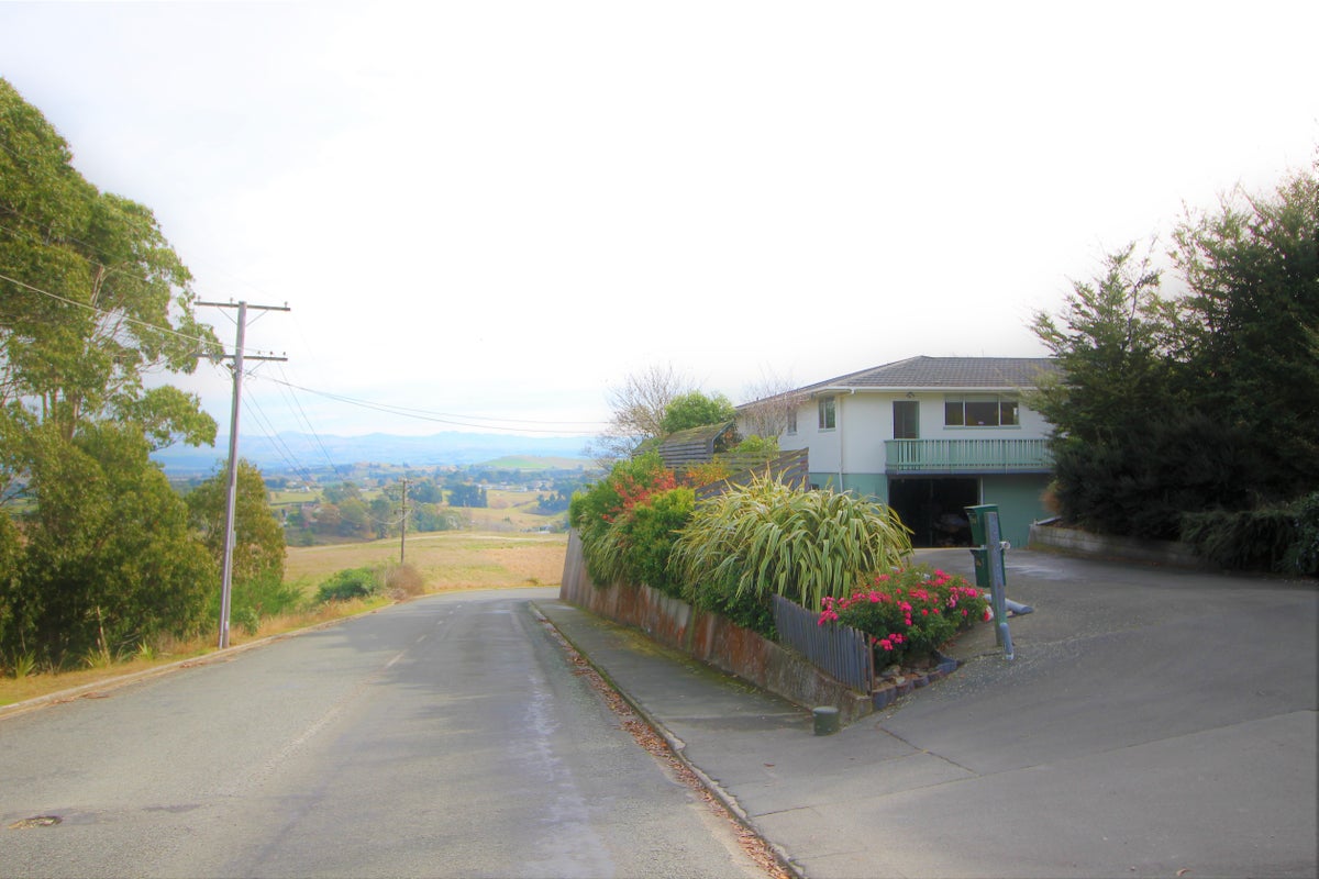 10 Brinkburn Street, South Hill, Oamaru - Carousel 24