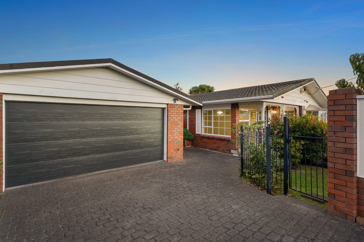 1/94 East Coast Road, Milford, Auckland - Carousel 1