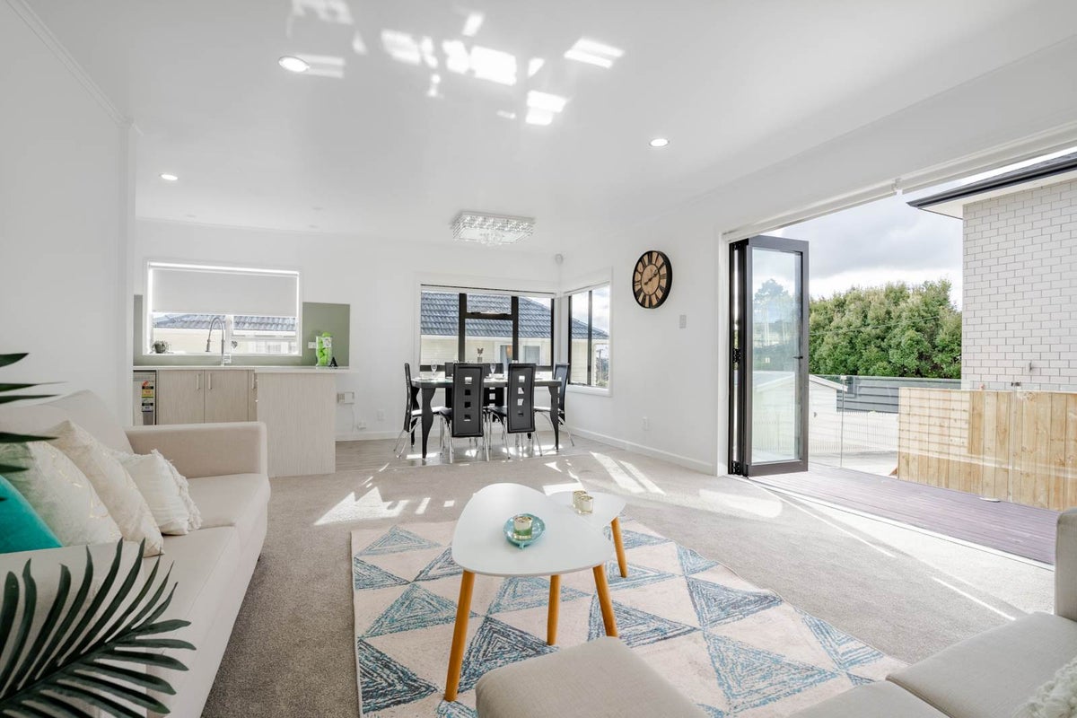 8 Netherlands Avenue, Kelston, Auckland - Carousel 1