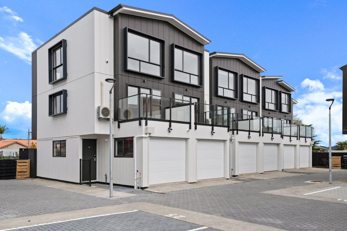 14 Red Arches Road, Henderson, Auckland - Carousel 1