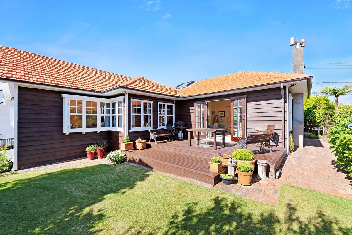 1 Lancaster Street, Karori, Wellington - Carousel 1