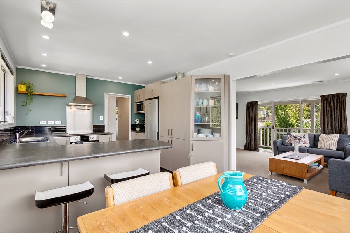 58A Oriel Avenue, Tawa, Wellington - Carousel 1