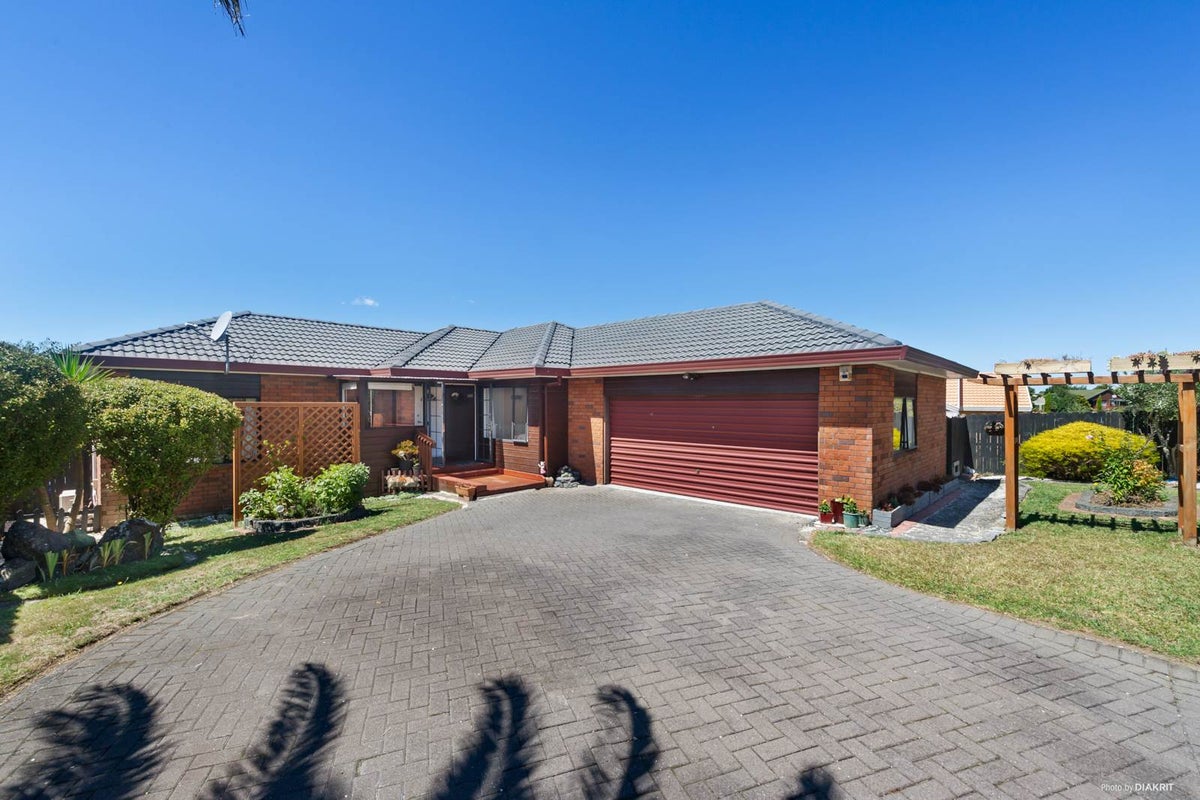15 Robina Court, Burswood, Auckland - Carousel 1