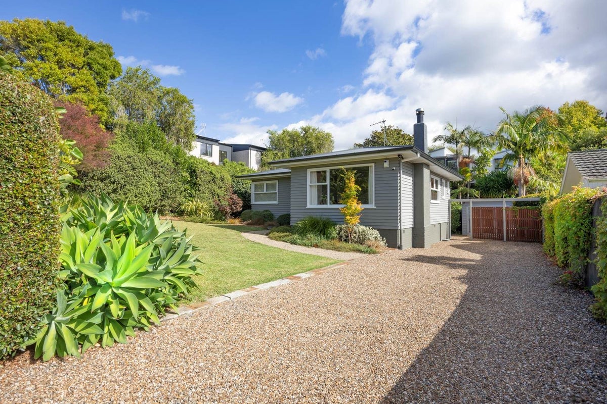 52 Hilling Street, Titirangi, Auckland - Carousel 1