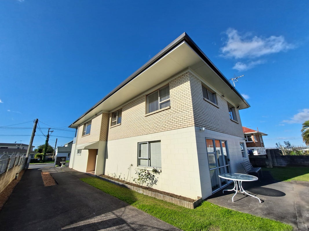 91 Royal View Road, Te Atatu South, Auckland - Carousel 2