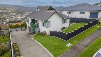 9 Chastudon Place, Tawa, Wellington - Carousel 1