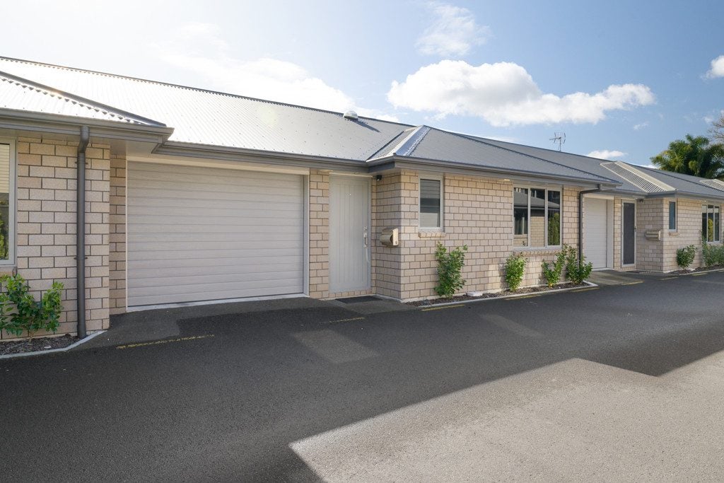 9 Stadium Lane, Whitiora, Hamilton - Carousel 1