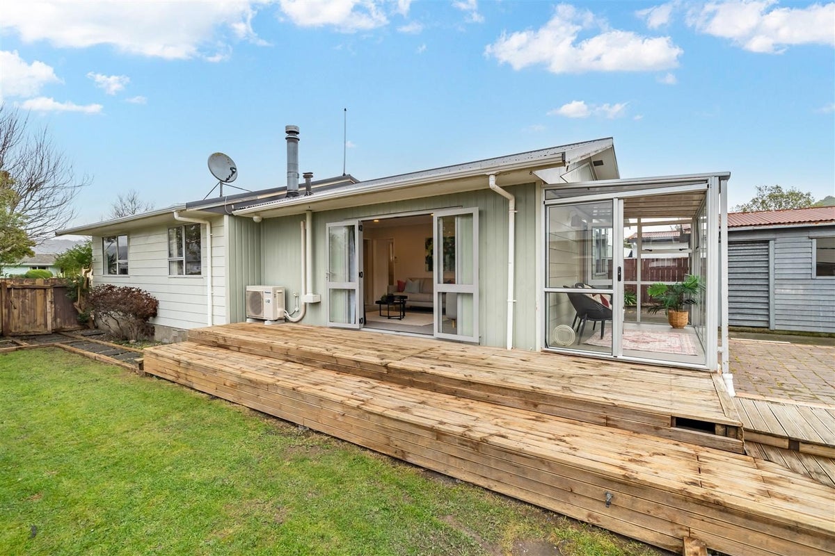 196 California Drive, Totara Park, Upper Hutt - Carousel 2