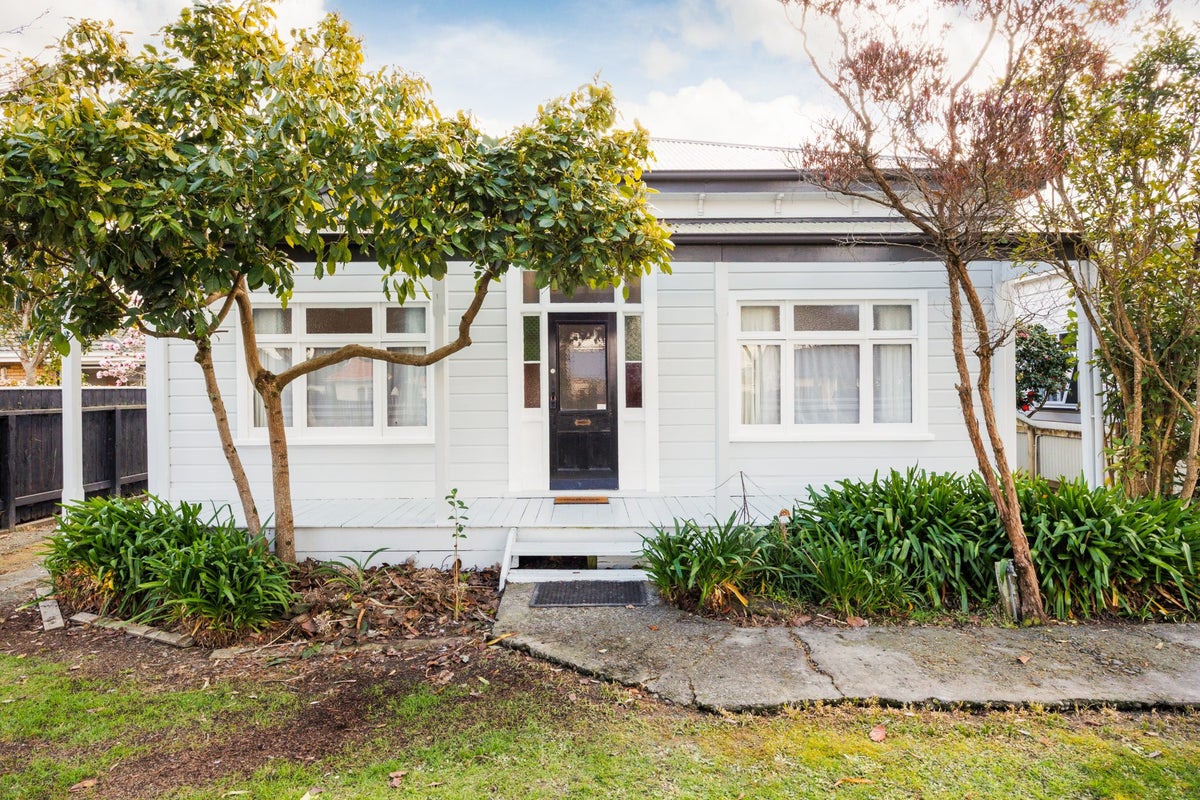 215 College Street, West End, Palmerston North - Carousel 1